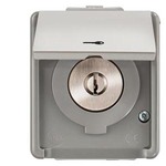 Купить 5TA7650 (5TA765O) DELTA FLACHE ВЫКЛЮЧАТЕЛЬ ЖАЛЮЗИ 16А 250В НАВЕСНОГО МОНТАЖА IP44 С ЗАЩИТОЙ ОТ БРЫЗГ ДЛЯ ВКЛ/ВЫКЛ ИЗ 2-Х МЕСТ 1 КЛАВИША 1-ПОЛЮСНЫЙ С ФИКСАЦИЕЙ КРАЙНИХ ПОЗИЦИЙ И БЕЗОБРЫВНЫМ ПЕРЕКЛЮЧЕНИЕМ
